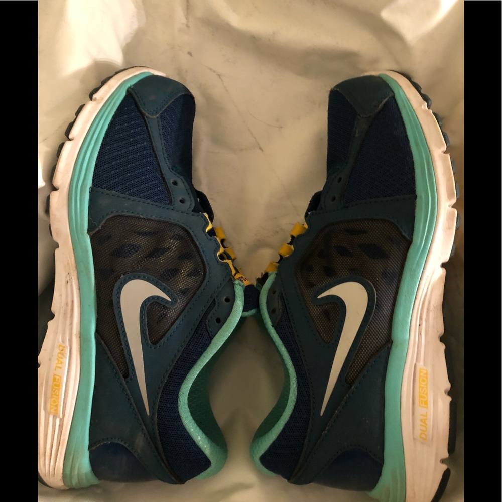 ⭐️Nike dual fusion women’s sneakers. Live Strong.